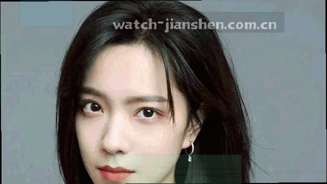 《图纸以外》建筑师在桌前修改图纸剧照